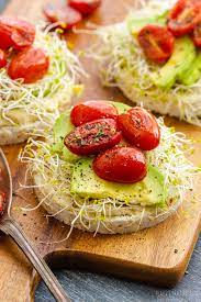 Budget-Friendly Gluten-Free Snack: Rice Cake with Avocado and Cherry Tomatoes - Low Cost Recipes